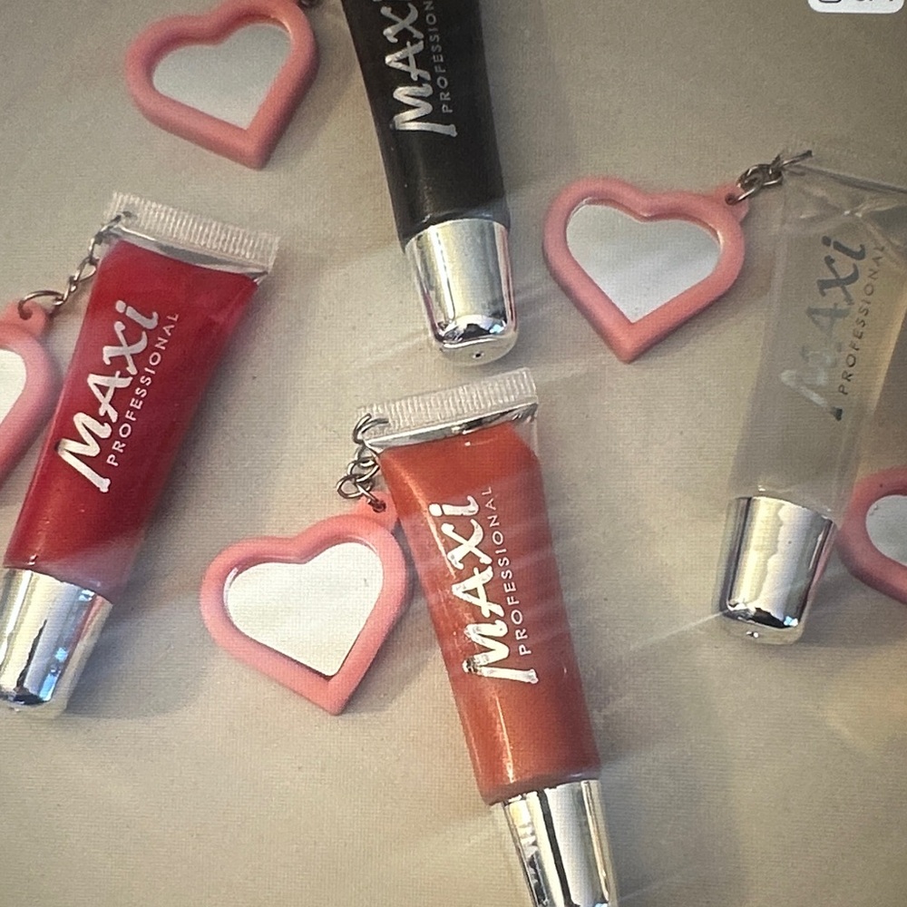 ❣️5|$25❣️ You get 1 color choice Maxi Professional Lip Gloss with heart mirrors